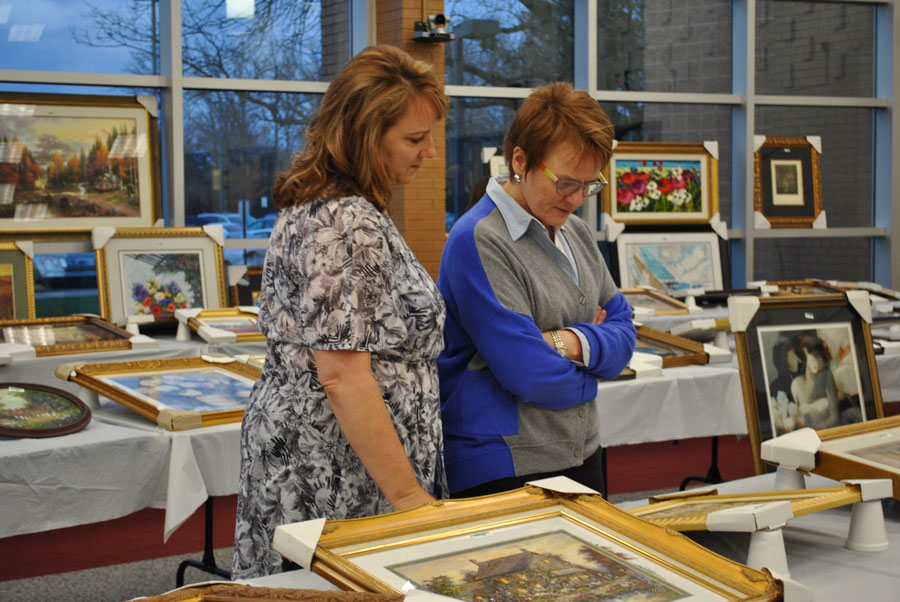 art auction patrons viewing available art