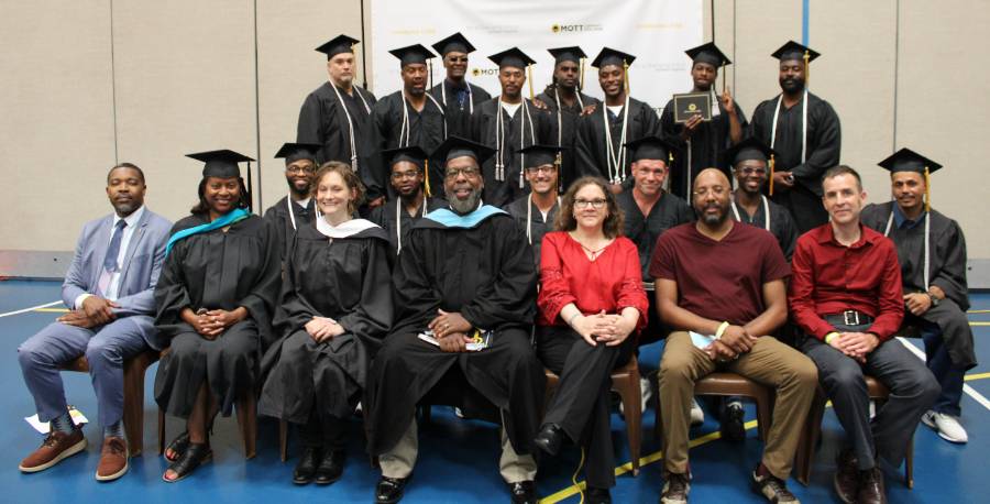 Commencement 2022 - Staff and Graduates